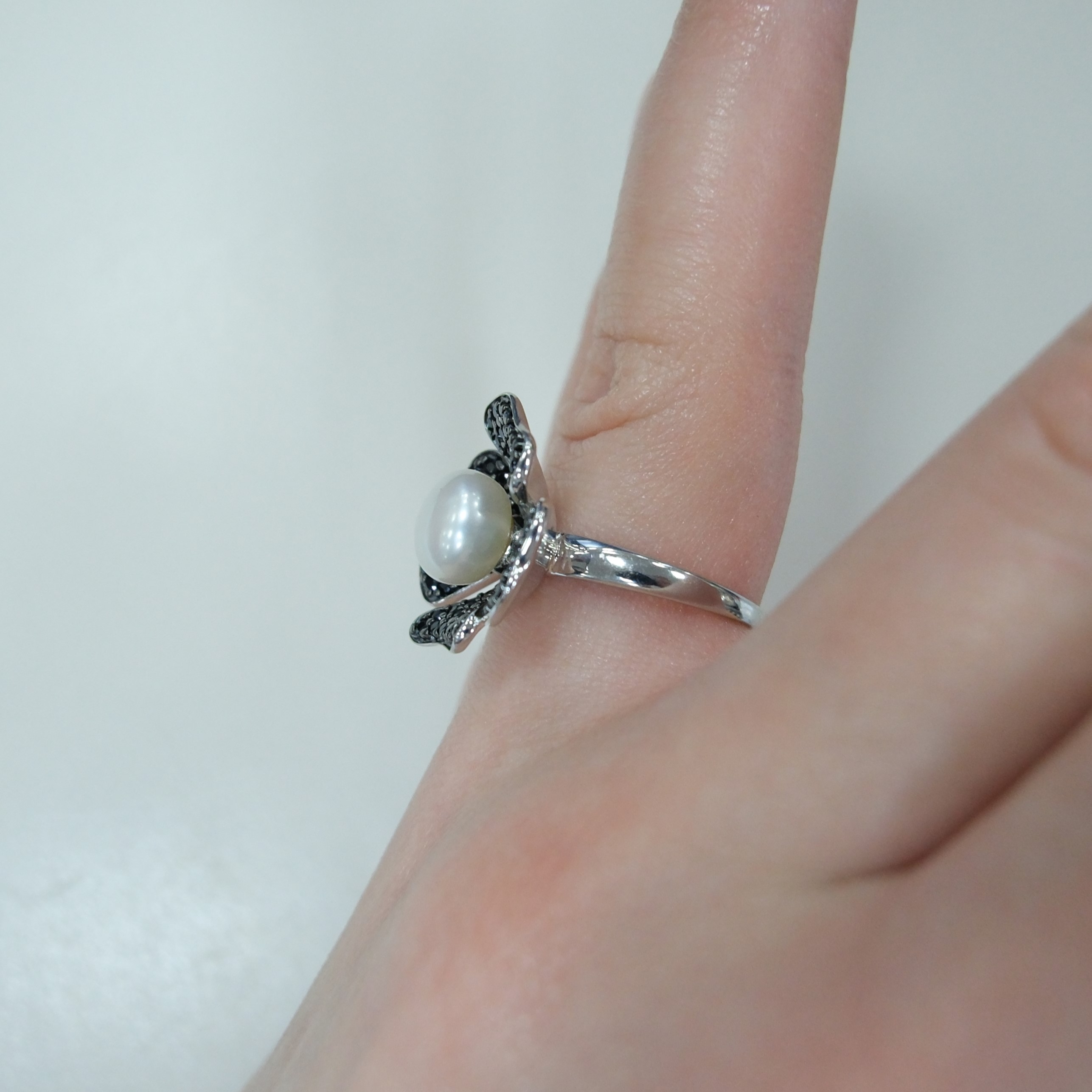 Серебряное кольцо с жемчугом "Цветок"